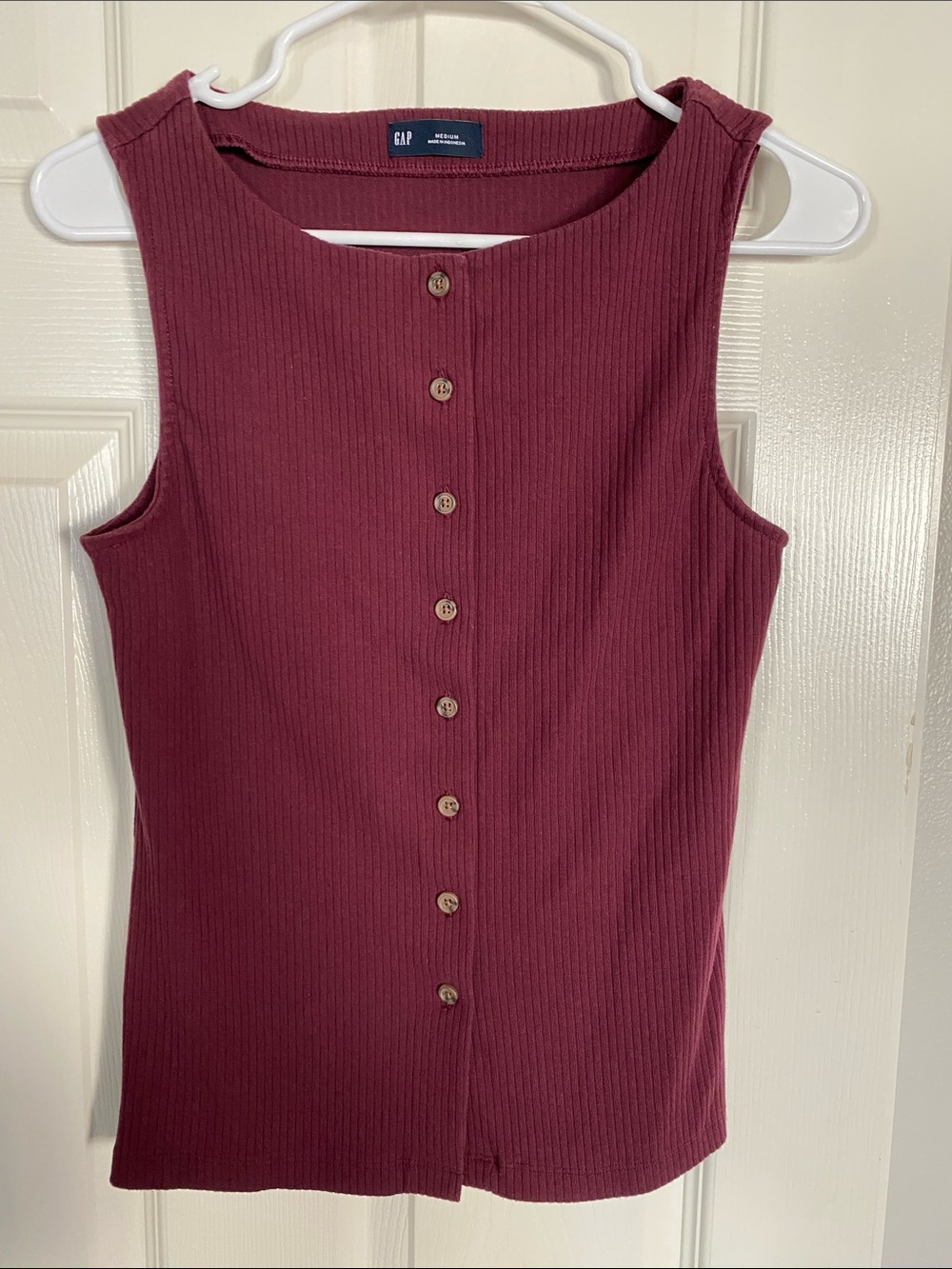 GAP Sleeveless Ribbed Button-Front Boatneck Top in Burgundy
